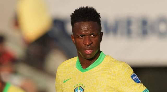 图片报：法兰克福队医私下为对手球员治疗，现已被开除（图片报：法兰克福队医暗中为对手球员治疗，已遭解雇）