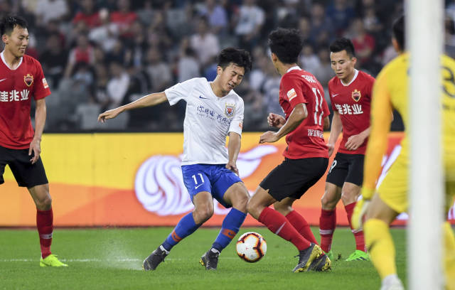 历史首次首发！埃迪vs杨瀚森跳球（迎来首次首发，埃迪与杨瀚森中圈争球）