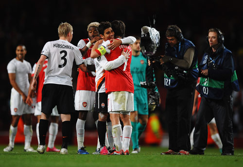 瑞典超保级附加赛被迫四次中断，球迷燃放烟火致人造草皮起火（球迷燃放烟花引发人造草皮起火，瑞典超保级附加赛四度被迫中断）