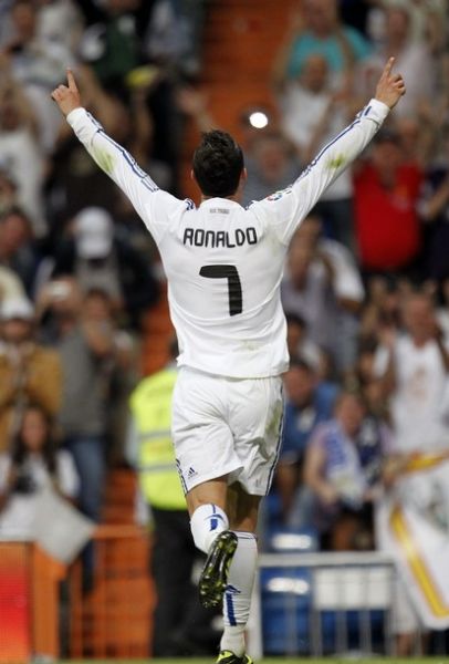 TA分析3-5-2阵型：从翼卫驱动到双锋美学，弱队逆袭制胜之道（3-5-2全解析：翼卫驱动、双锋共舞，弱队逆袭的取胜法则）