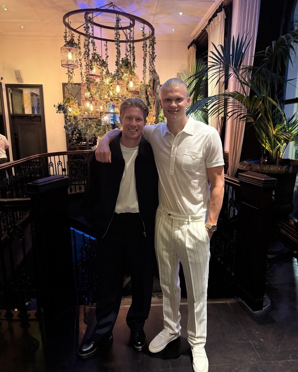 挑事？每日邮报称安东尼比赛中头槌犯规，逃过一张红牌（每日邮报：安东尼疑似头槌犯规，裁判未出红牌）